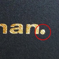 文字サイズが小さく、Rマークがつぶれてしまった例です。